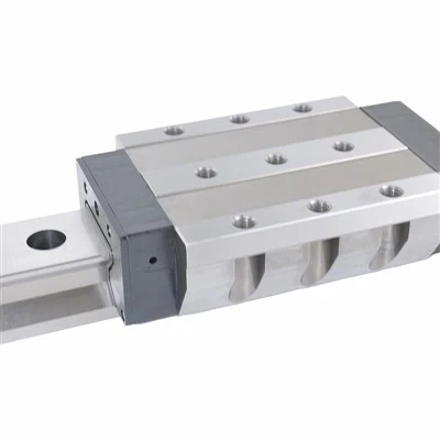 Какво е минималното ускорение на линейна релса с лагери?